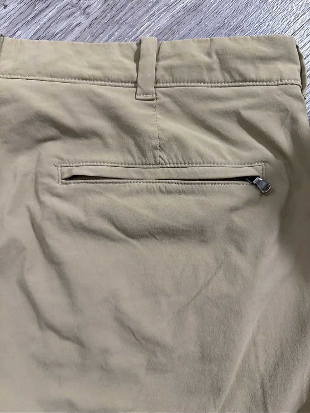 J. Crew Men’s Flat-Front Shorts in Light Khaki Sz 36